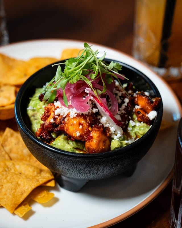 GUACAMOLE CHICHARRON.